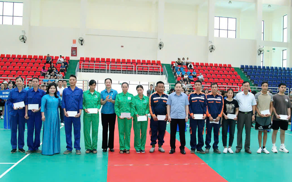 ĐVNLĐ có hoàn cảnh khó khăn được nhận quà trong “Ngày hội của đoàn viên, công nhân lao động” do Công đoàn Các KCN tỉnh tổ chức nhân Tháng Công nhân năm 2025.