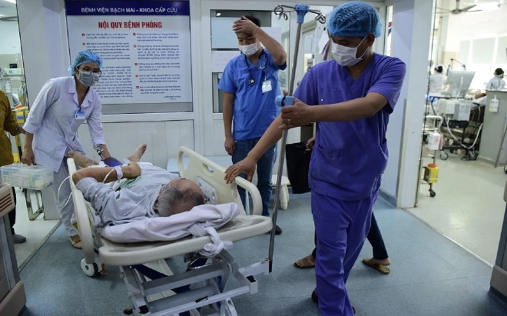 Bác sĩ tại Trung tâm cấp cứu A9, Bệnh viện Bạch Mai, chạy đua giành giật sự sống cho người bệnh