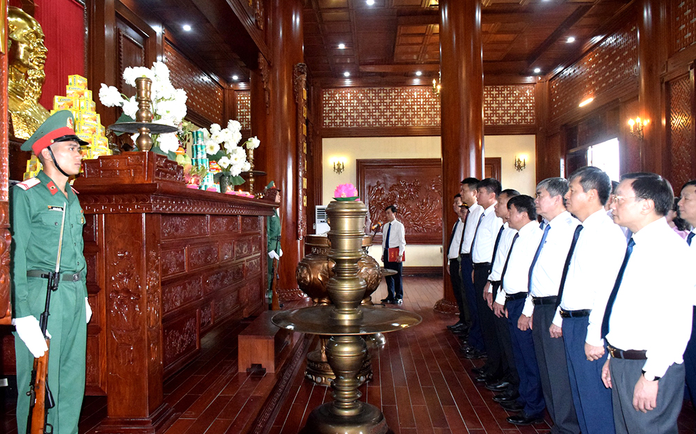 Đoàn đại biểu của tỉnh đã đến dâng hương, dâng hoa trước anh linh của Bác tại Khu Di tích lịch sử Quốc gia Lễ đài Sân vận động thành phố Yên Bái.