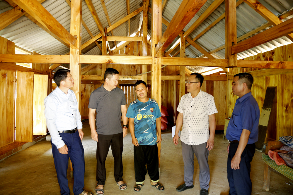 Được sự hỗ trợ 60 triệu đồng dafabet khuyến mãi Nhà nước và các ngày công dafabet khuyến mãi nhân dân trong thôn, anh Hảng A Vảng ở thôn Kháo Chu, xã Bản Công đã xóa được nhà tạm làm được căn nhà mới khá khang trang, sạch đẹp.