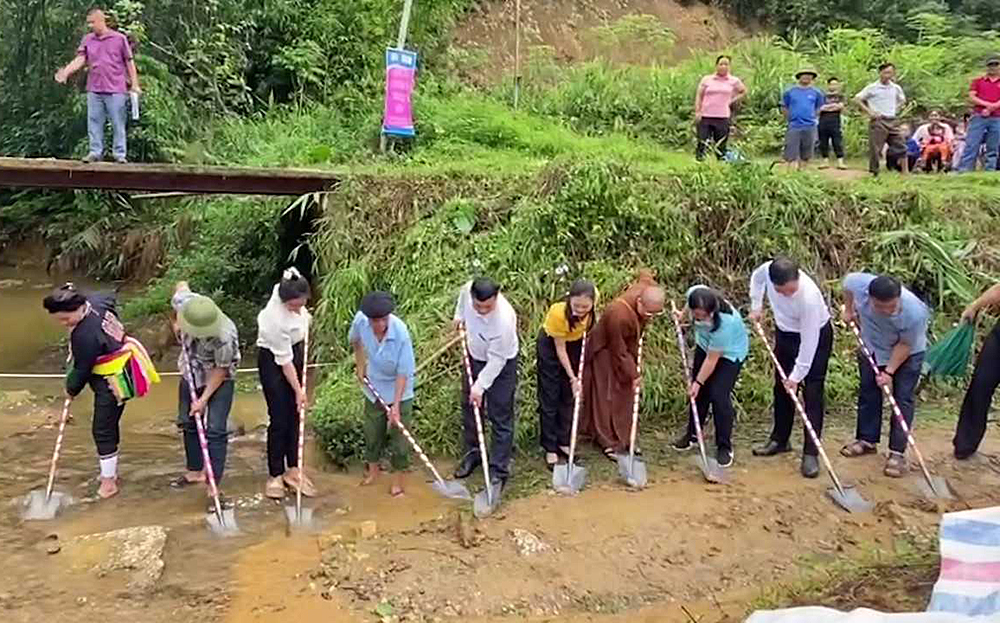 Các đại biểu khởi công xây cầu tại thôn An Thịnh, xã Kiên Thành, huyện Trấn Yên.