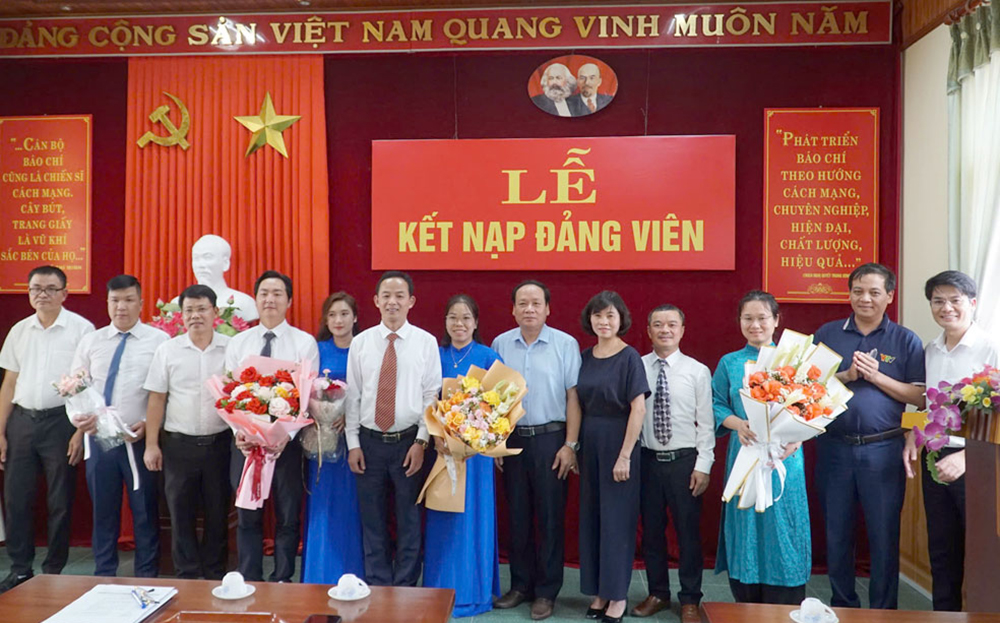 Các đồng chí trong Ban Chấp hành Đảng bộ, Ban Biên tập Báo Yên Bái và lãnh đạo các chi bộ tặng hoa chúc mừng các đảng viên mới.