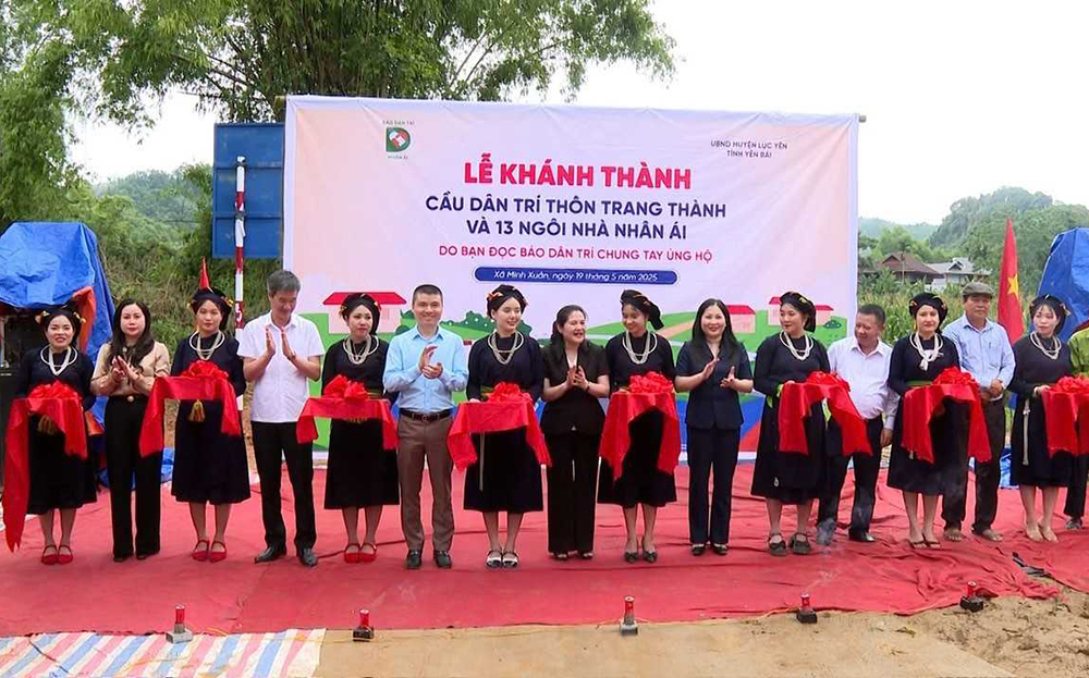 Các đồng chí lãnh đạo cắt băng khánh thành.