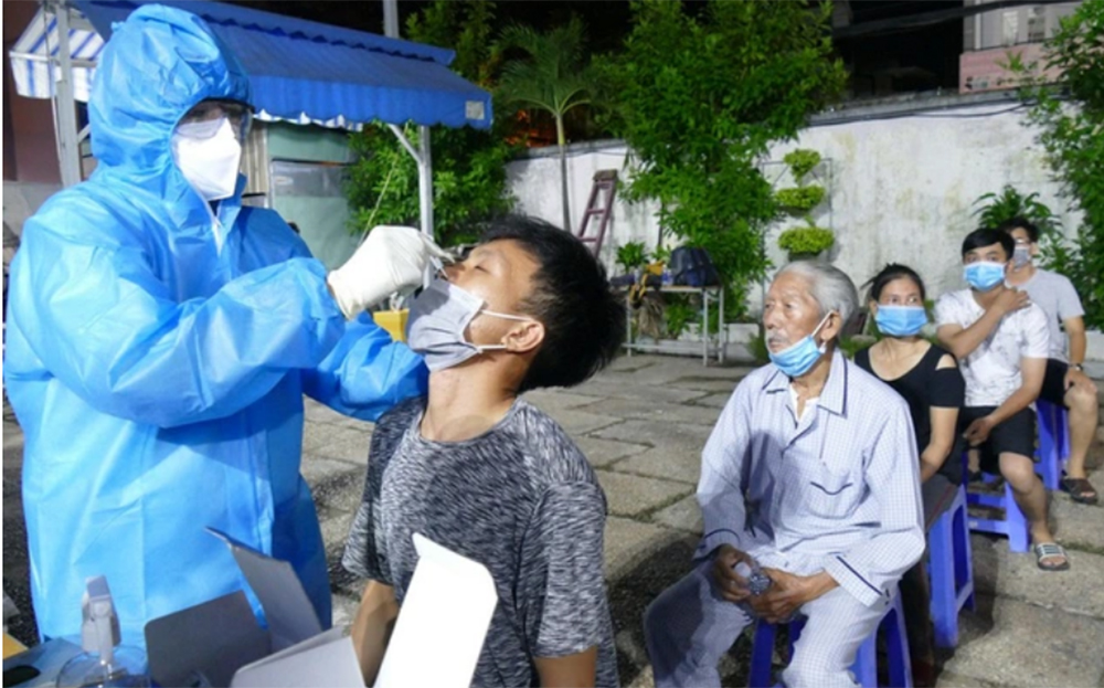 Lấy mẫu xét nghiệm tầm soát COVID-19 thời điểm dịch bùng phát năm 2021.