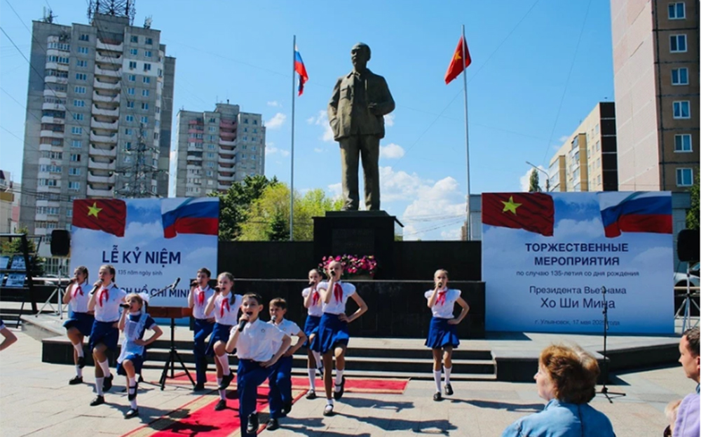 Biểu diễn văn nghệ kỷ niệm 135 năm ngày sinh Hồ Chủ tịch tại thành phố Ulyanovsk.