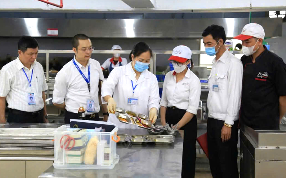 Đoàn kiểm tra liên ngành về ATTP tỉnh kiểm tra một bếp ăn trên địa bàn thành phố Yên Bái.