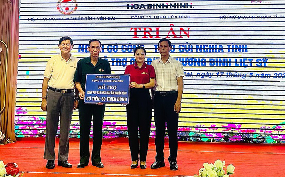 Bà Bùi Thị Sửu - Chủ tịch Hiệp hội Doanh nghiệp link vào dafabet, Chủ tịch Hội nữ doanh nhân link vào dafabet trao kinh phí làm nhà tình nghĩa cho cựu chiến binh có hoàn cảnh khó khăn.