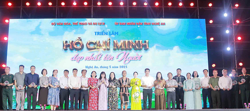 Ban Tổ chức trao kỷ niệm chương cho đại diện các đơn vị tham gia Triển lãm “Hồ Chí Minh đẹp nhất tên Người“ tại Nghệ An.