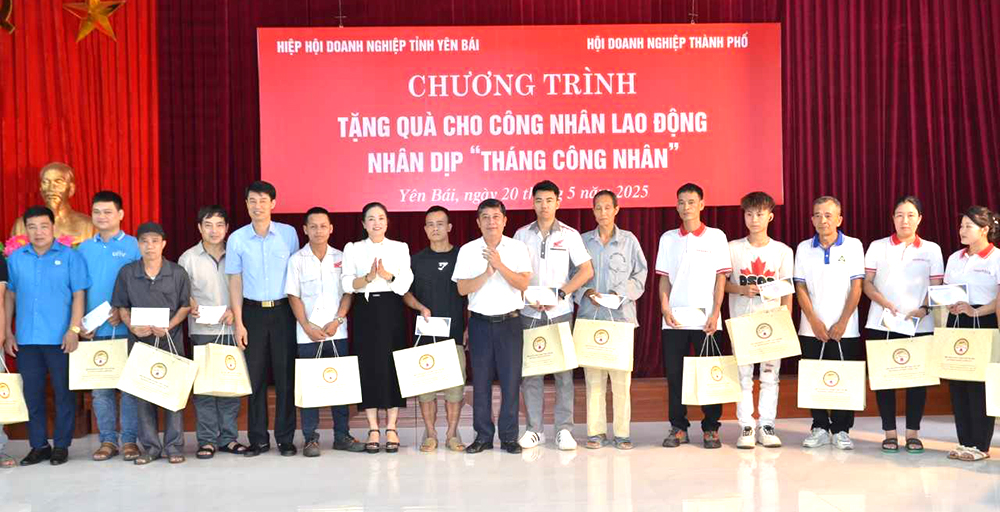 Lãnh đạo Liên đoàn Lao động tỉnh, UBND thành phố Yên Bái, Hiệp hội Doanh nghiệp tỉnh tặng quà cho công nhân lao động có hoàn cảnh khó khăn.