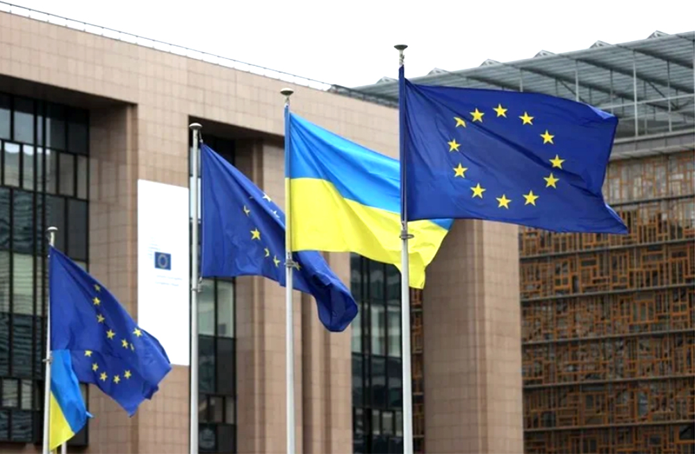Cờ của EU và Ukraine.