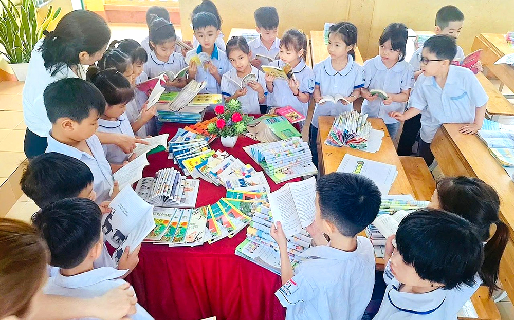 Cô và trò Trường TH&THCS Cường Thịnh, huyện Trấn Yên trong hoạt động ngoại khóa chào mừng kỷ niệm 50 năm Ngày giải phóng miền Nam, thống nhất đất nước.
