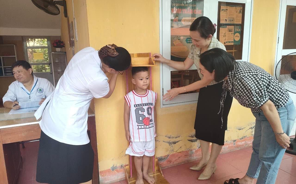 Trẻ em trên địa bàn tỉnh được khám sức khỏe định kỳ, cân đo, chấm biểu đồ theo dõi sự phát triển.