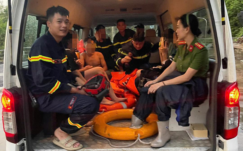 11 học sinh đã được lực lượng công an tỉnh Hoà Bình giải cứu, bàn giao an toàn cho gia đình. Ảnh: Công an tỉnh Hoà Bình