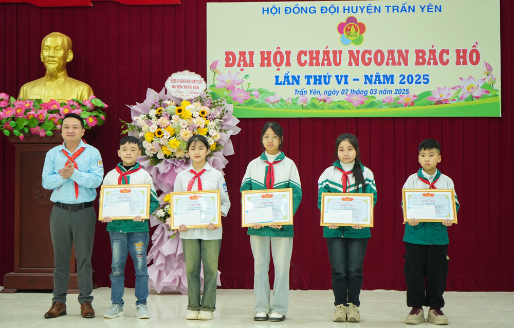 Hội đồng Đội tỉnh trao bằng khen cho 5 thiếu nhi huyện Trấn Yên tiêu biểu, xuất sắc trong Phong trào “Thiếu nhi Yên Bái thi đua thực hiện tốt 5 điều Bác Hồ dạy”.