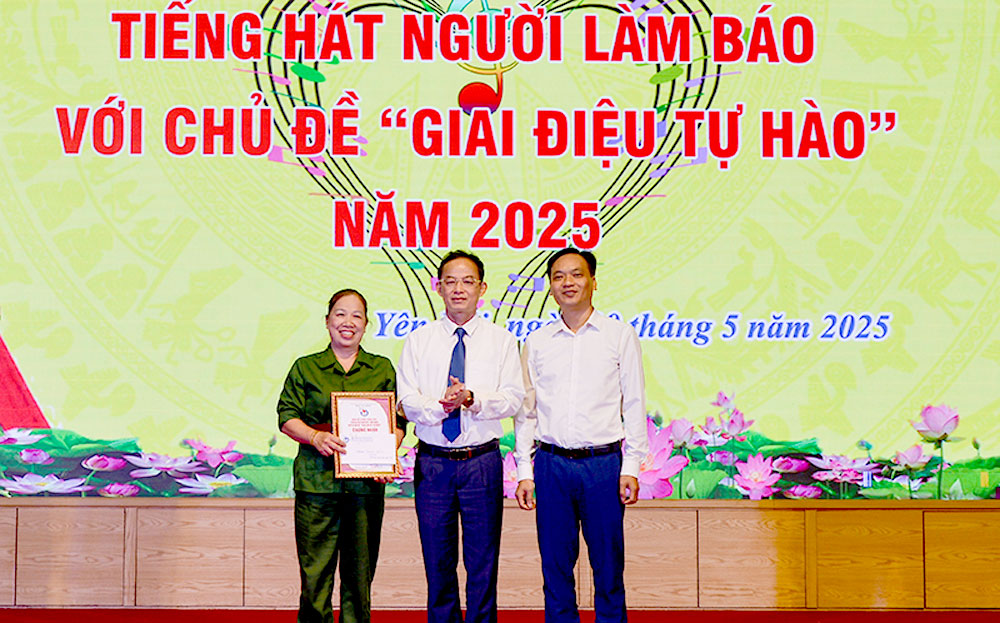 Đồng chí Hà Ngọc Văn - Ủy viên Ban Chấp hành Đảng bộ tỉnh, Chủ tịch Hội Nhà báo tỉnh, Tổng Biên tập Báo Yên Bái trao giải cho thí sinh đạt giải Nhất tiết mục song ca