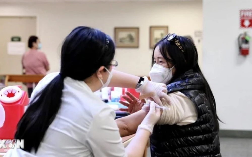 Nhân viên y tế tiêm vaccine phòng Covid-19 cho người dân.