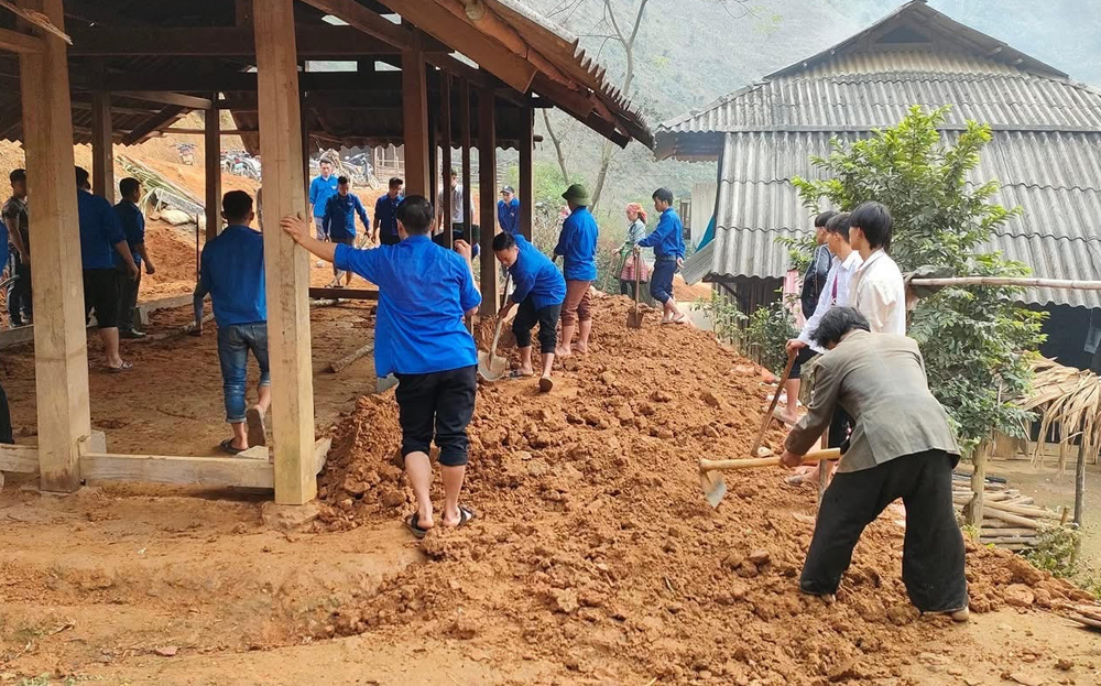 Chính quyền và cộng đồng dân cư xã Mỏ Vàng, huyện Văn Yên hỗ trợ người nghèo xây dựng nhà ở.