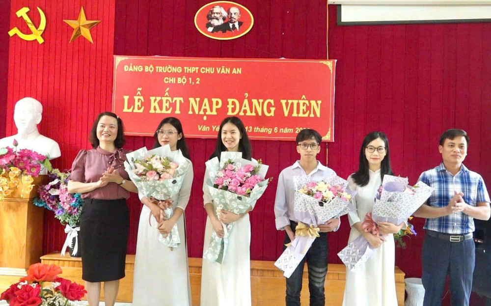 Đảng bộ Trường THPT Chu Văn An, huyện Văn Yên tổ chức lễ kết nạp đảng viên mới cho học sinh nhà trường.