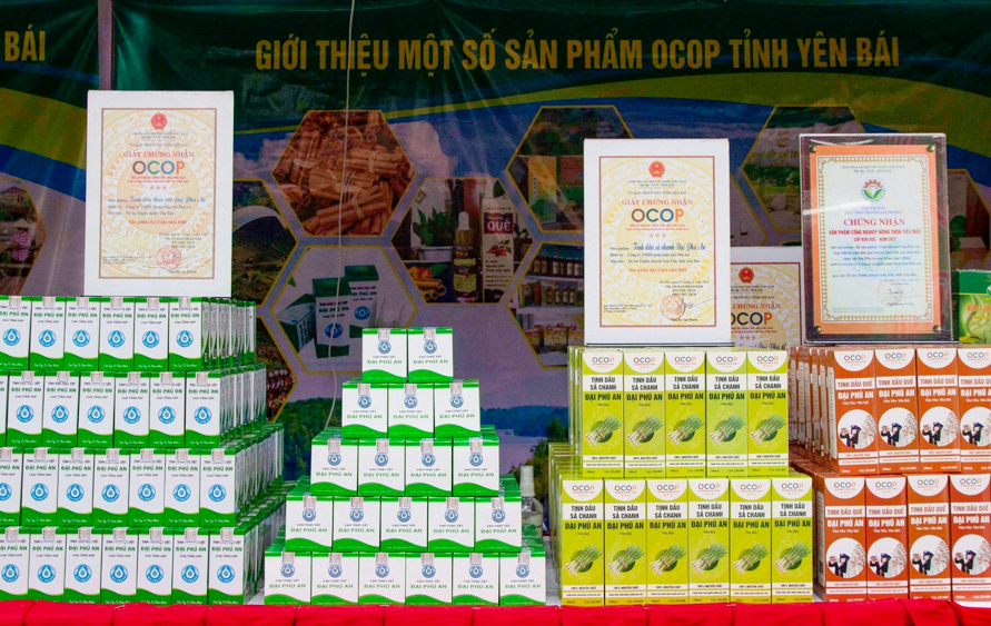 Các sản phẩm Tinh dầu thực vật Đại Phú An, Tinh dầu sả chanh Đại Phú An, Tinh dầu quế Đại Phú An - Công ty Cổ phần Nam dược Đại Phú An - huyện Văn Yên đang được trình để đánh giá OCOP 5 sao trong thời gian tới