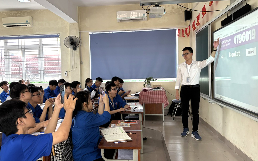 Giờ dạy Toán học bằng tiếng Anh của thầy Nguyễn Khánh Hòa, Trường THPT Chuyên Nguyễn Tất Thành.