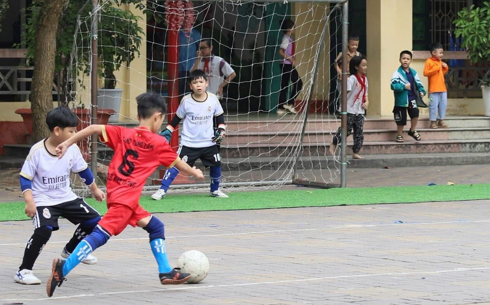 Học sinh Trường Tiểu học Kim Đồng, thành phố Yên Bái tham gia giải bóng đá do nhà trường tổ chức.