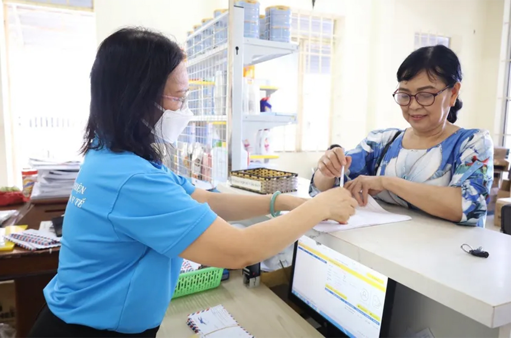 Người dân khám BHYT bằng thẻ BHYT điện tử.