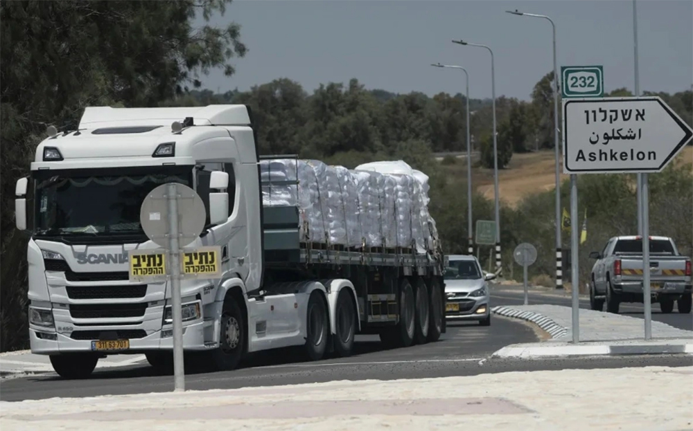 Xe tải chở hàng viện trợ nhân đạo cho Dải Gaza đang trên đường đến cửa khẩu Kerem Shalom ở miền nam Israel, tại biên giới Israel - Gaza, ngày 20/5 (Ảnh minh hõa)