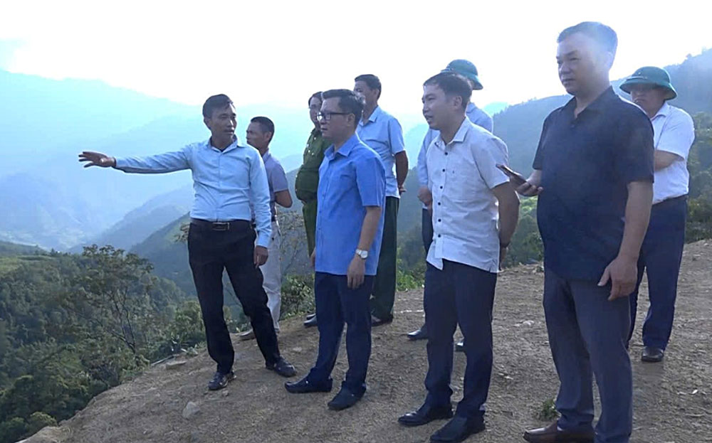 Lãnh đạo UBND huyện Trạm Tấu kiểm tra khu vực có nguy cơ sạt lở cao trước mùa mưa lũ năm 2025.
