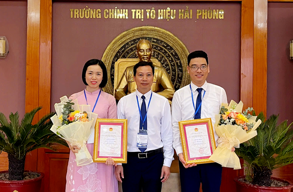Hiệu trưởng Trường Chính trị tỉnh Yên Bái  Phạm Tiến Hưng chia sẻ niềm vui với 2 giảng viên đạt danh hiệu 