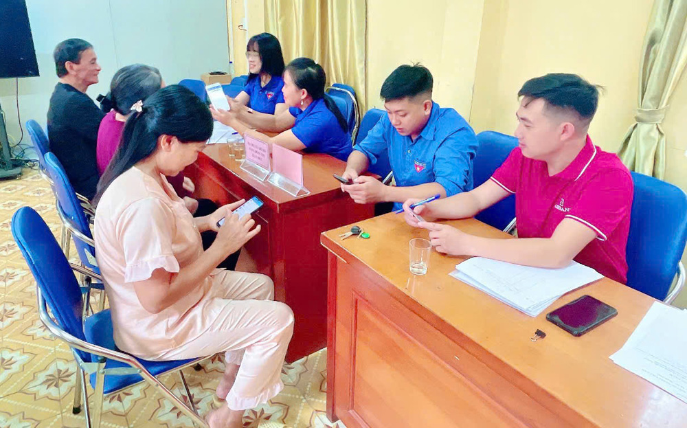 Đoàn viên thanh niên huyện Mù Cang Chải hướng dẫn chuyển đổi số cho người dân.