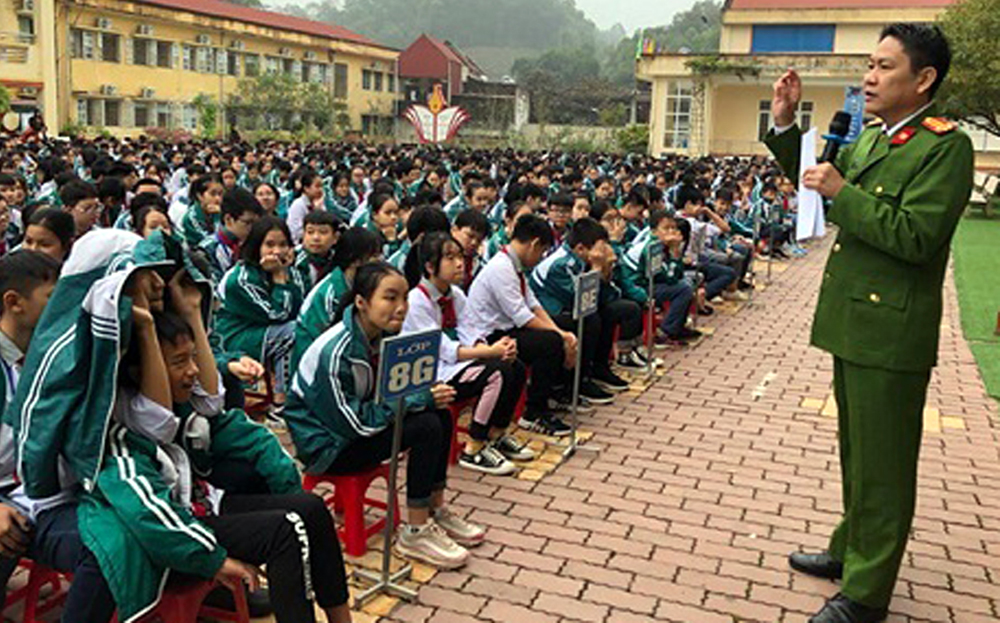 Tuyên truyền về tình hình tội phạm xâm hại trẻ em cho học sinh Trường THCS Quang Trung, thành phố Yên Bái.