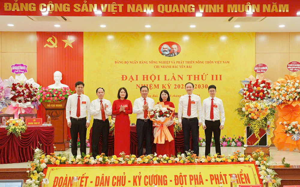 Đồng chí Đoàn Ngọc Lưu - Ủy viên BCH Đảng bộ, Phó Tổng giám đốc Agribank tặng  hoa, chúc mừng Đại hội Đảng bộ Agribank Bắc link m88 mới nhiệm kỳ 2025 – 2030 thành công tốt đẹp.
