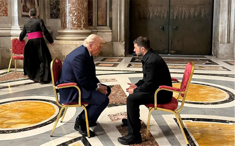 Tổng thống Mỹ Donald Trump (trái) và Tổng thống Ukraine Volodymyr Zelensky tại một cuộc gặp ở Vatican.