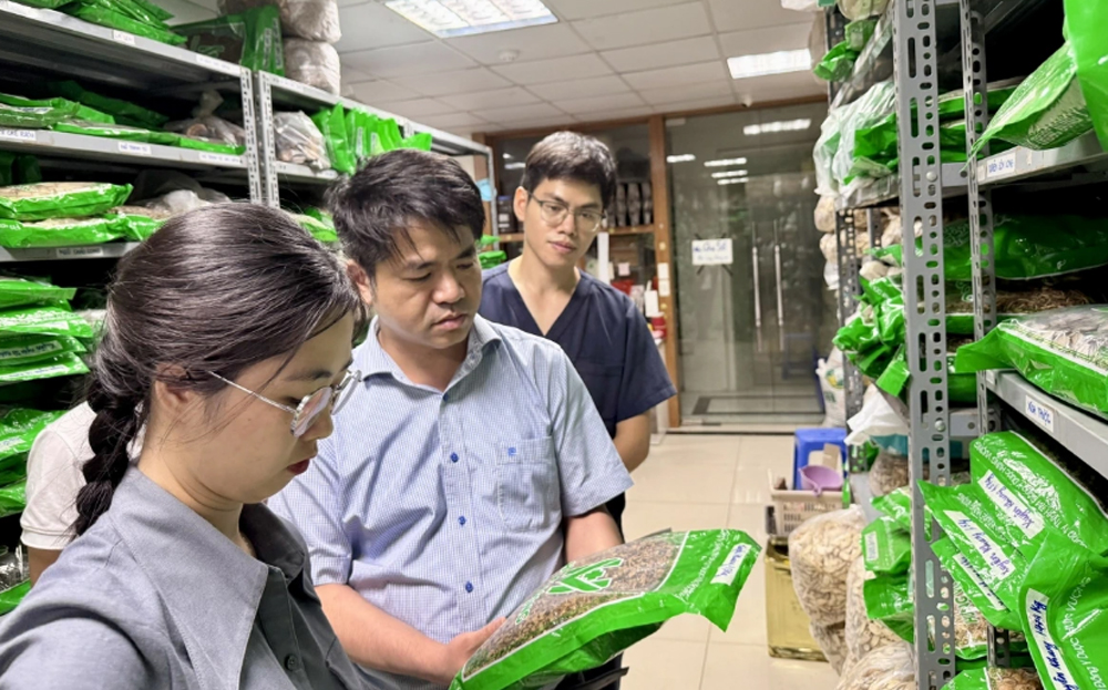 TS.DS Trần Minh Ngọc - Phó Cục trưởng Cục Quản lý Y, Dược cổ truyền - Trưởng đoàn kiểm tra của Cục Quản lý Y, Dược cổ truyền kiểm tra tại Phòng khám chuyên khoa Y học cổ truyền Quốc Y Đường ở Hà Nội chiều 21/5
