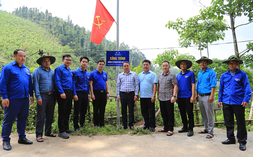 Ra mắt công trình “Đường cờ thanh niên” tại xã Pa Lau, huyện Trạm Tấu