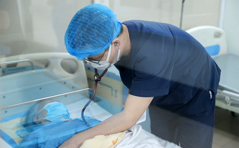 Bác sĩ khuyến cáo những đối tượng nguy cơ cao như người cao tuổi, có bệnh nền, trẻ nhỏ, phụ nữ mang thai... cần lưu ý đi khám khi thấy có triệu chứng mắc Covid-19.