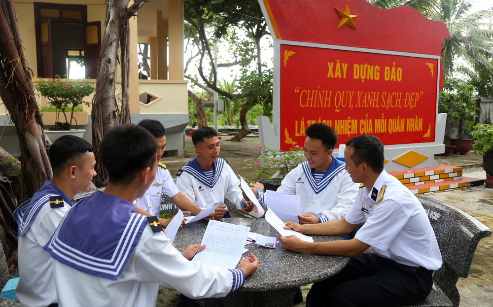 dafabet link chiến sĩ trên đảo Sinh Tồn háo hức đọc thư do dafabet link em học sinh từ đất liền gửi dafabet link chiến sĩ Hải quân