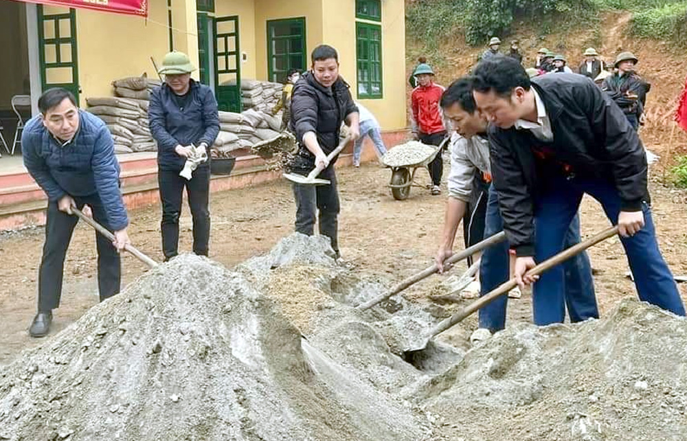 Cán bộ huyện Lục Yên tham gia lao động cùng người dân tại thôn Khe Pháo, xã Tân Phượng, huyện Lục Yên.