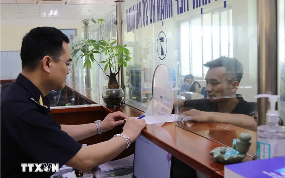 Công chức Chi cục Hải quan cửa khẩu Chi Ma hướng dẫn doanh nghiệp làm thủ tục xuất nhập khẩu hàng hóa.