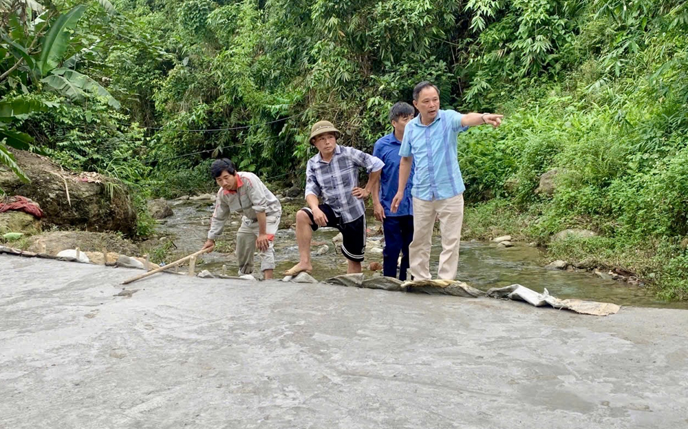 Lãnh đạo xã Hồng Ca kiểm tra chất lượng tuyến đường giao thông mới được kiên cố hóa.