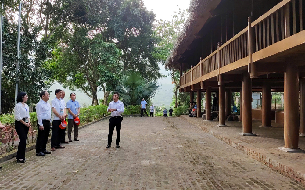 Di tích nhà ông Trần Đình Khánh thuộc Cụm di tích lịch sử quốc gia Chiến khu Vần là điểm đến thu hút đông đảo du khách.