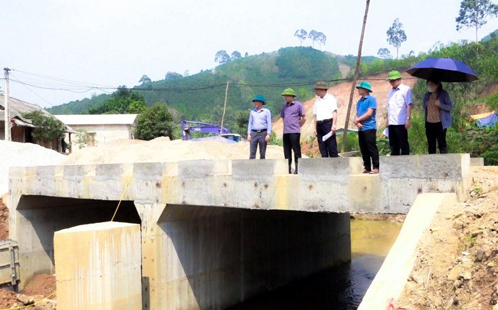 Lãnh đạo huyện Văn Yên kiểm tra các công trình giao thông trên địa bàn huyện.