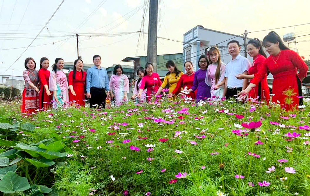 Tuyến đường hoa do Phụ nữ Văn Yên xây dựng góp phần tạo cảnh quan môi trường xanh, sạch, đẹp