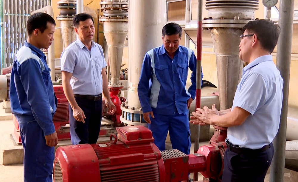 Lãnh đạo Công ty cổ phần Cấp nước và Xây dựng Yên Bái kiểm tra hệ thống vận hành nước sạch