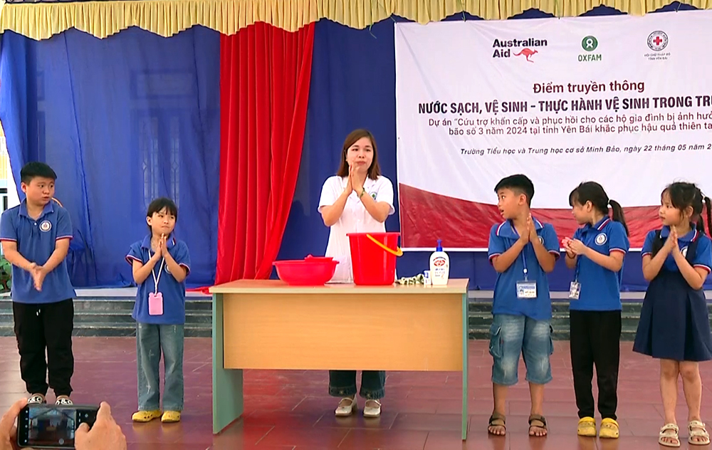 Hướng dẫn học sinh thực hành rửa tay đúng cách với xà phòng để phòng chống dịch bệnh, bảo vệ sức khoẻ