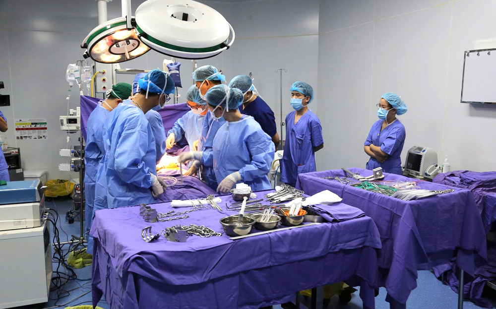 Ê kíp phẫu thuật thực hiện lấy đa tạng từ người hiến. Ảnh: Bệnh viện tỉnh Quảng Ninh