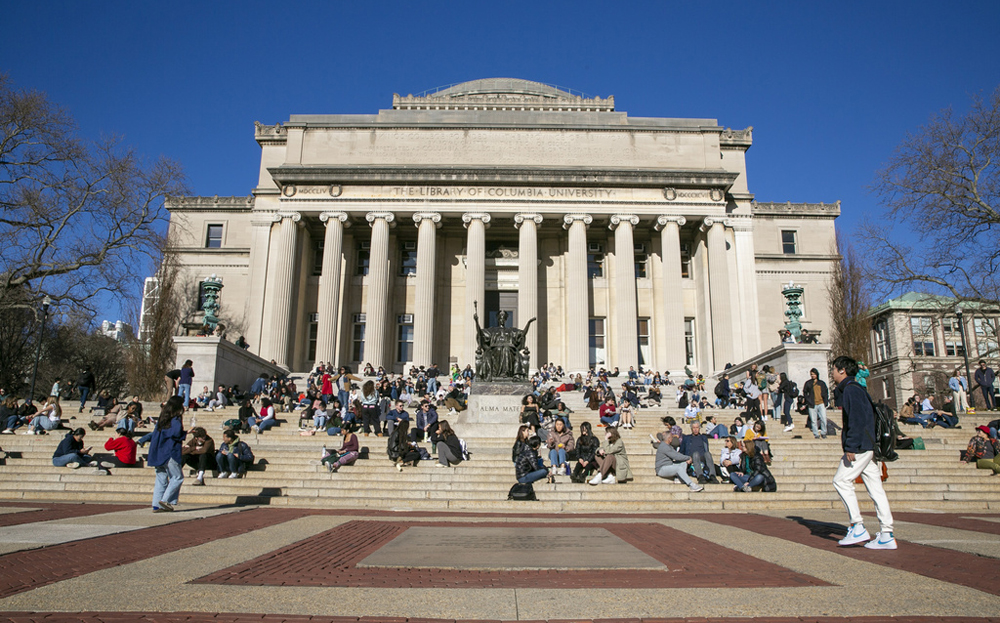 Sinh viên ngồi trước thư viện Low tại Đại học Columbia, New York ngày 10/2/2023.