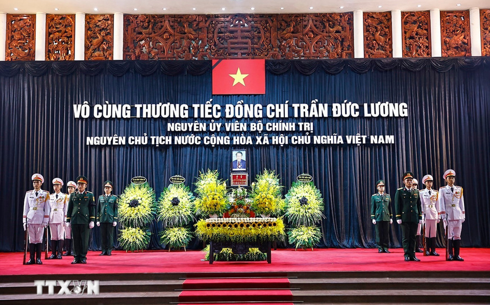 Linh cữu nguyên Chủ tịch nước Trần Đức Lương quàn tại Nhà tang lễ Quốc gia só 5, Trần Thánh Tông, Hà Nội.
