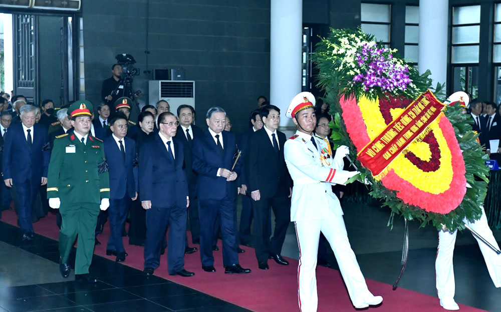 Đoàn Ban chấp hành Trung ương Đảng do Tổng Bí thư Tô Lâm dẫn đầu vào viếng nguyên Chủ tịch nước Trần Đức Lương.