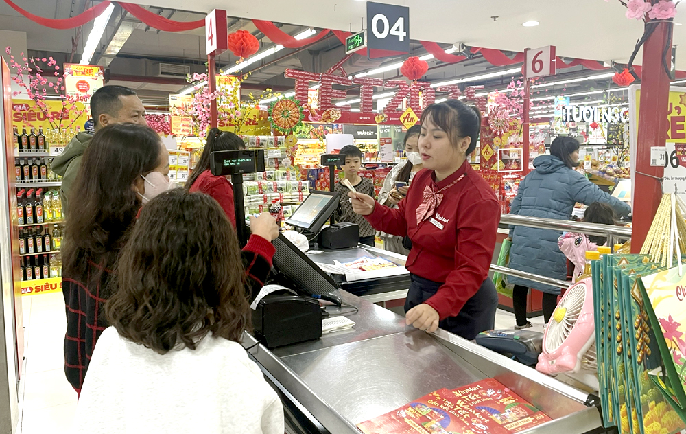 Người dân mua sắm tại Siêu thị Winmart, thành phố Yên Bái